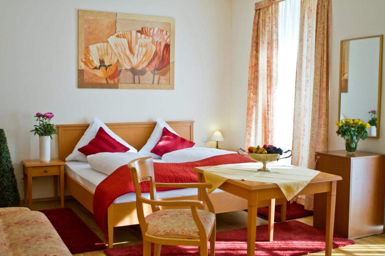 Hotel Zum Goldenen Loewen Baden-Baden Bagian luar foto