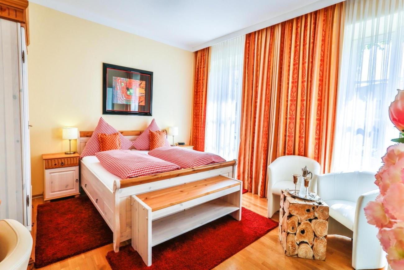 Hotel Zum Goldenen Loewen Baden-Baden Bagian luar foto